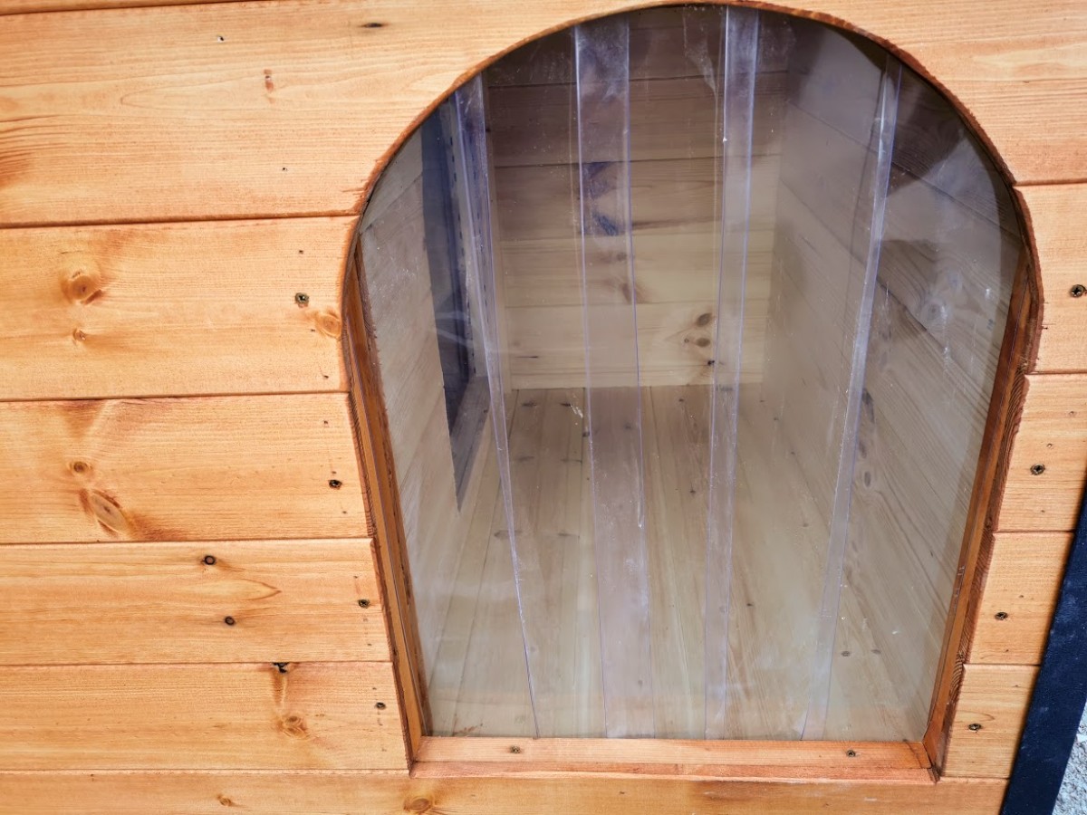 Wärmedämmender Türvorhang für den Eingang der Számel Hundehütten Wärmedämmender Türvorhang für den Eingang der Számel Hundehütten